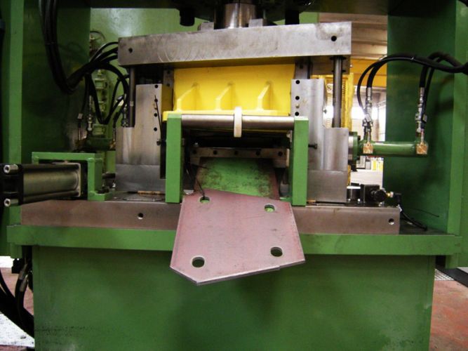 Automatic Line to Produce Base Plate for Column Support - OMM Officine ...