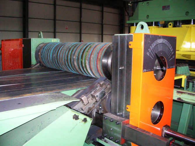 Automatic-slitting-machine