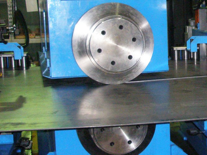 Trapezium-machine-Shearing-machine-with-circular-blades