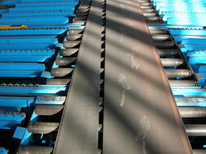 Trapeziums-after-cutting-on-roller-conveyor